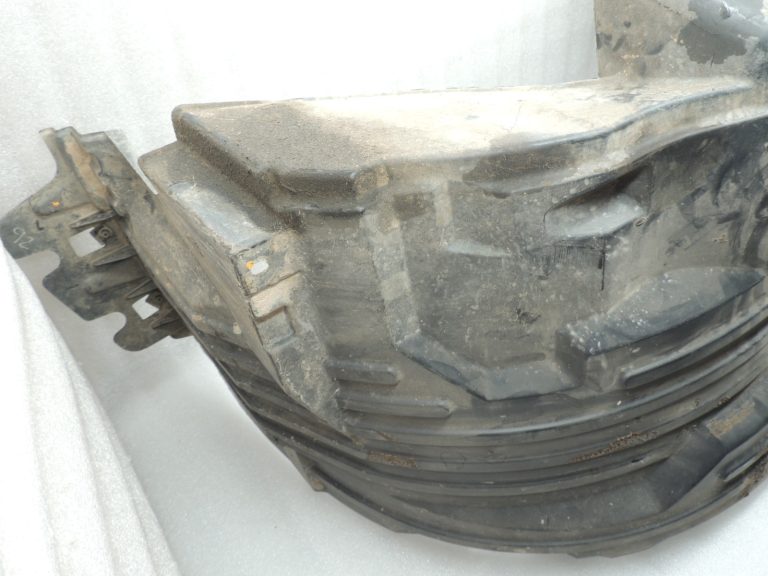 Nissan Navara II D40 2010-2013 Priekšējā kreisā iekšējā riteņa arkas ieliktnis 638413X00A