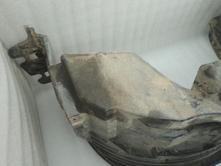 Nissan Navara II D40 2010-2013 Priekšējā kreisā iekšējā riteņa arkas ieliktnis 638413X00A