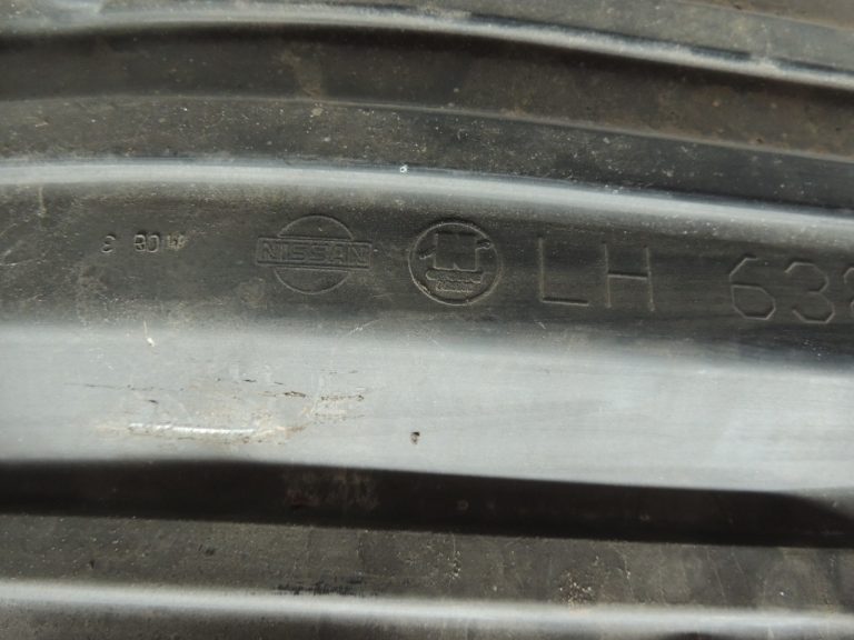 Nissan Navara II D40 2010-2013 Priekšējā kreisā iekšējā riteņa arkas ieliktnis 638413X00A
