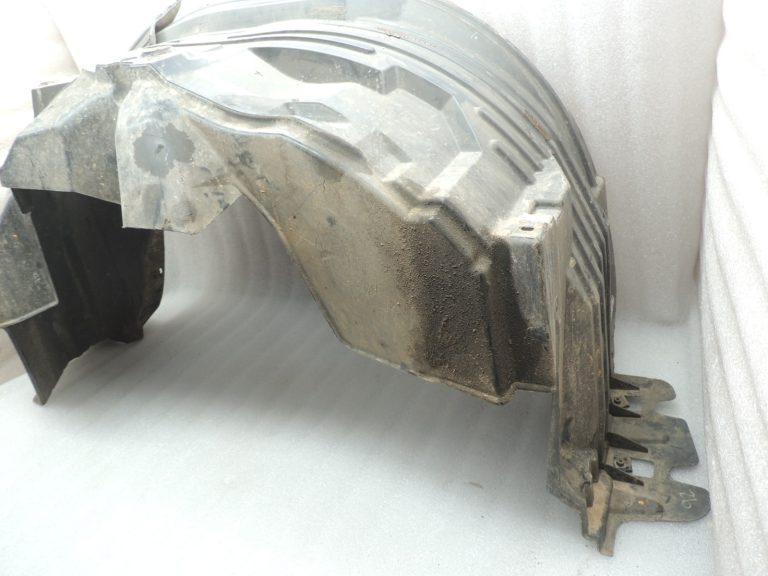 Nissan Navara II D40 2010-2013 Priekšējā kreisā iekšējā riteņa arkas ieliktnis 638413X00A