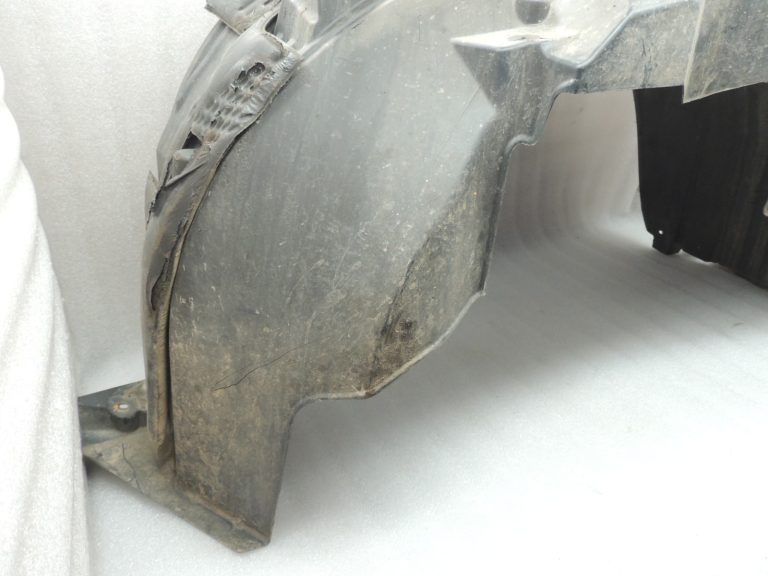Nissan Navara II D40 2010-2013 Priekšējā kreisā iekšējā riteņa arkas ieliktnis 638413X00A