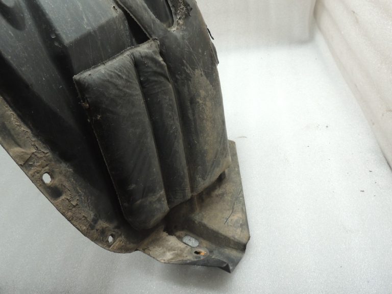 Nissan Navara II D40 2010-2013 Priekšējā kreisā iekšējā riteņa arkas ieliktnis 638413X00A
