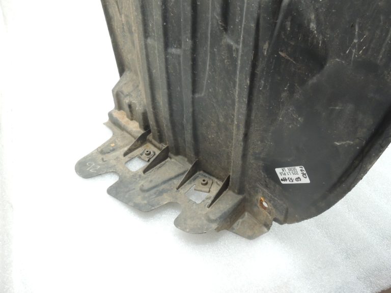 Nissan Navara II D40 2010-2013 Priekšējā kreisā iekšējā riteņa arkas ieliktnis 638413X00A