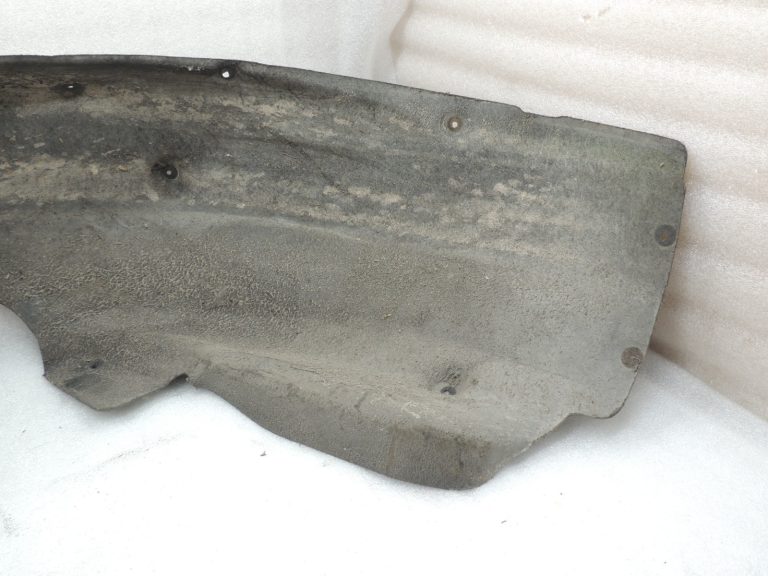 Oriģinālā BMW 5. sērijas F10 F18 aizmugurējā labās puses riteņa arkas iekšējās daļas uzlikas 51717186730 7186730