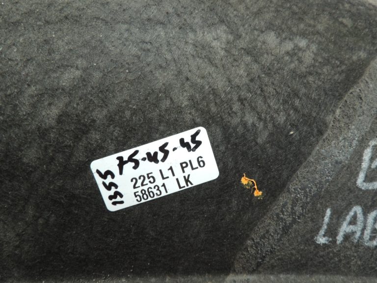 Oriģinālā BMW 5. sērijas F10 F18 aizmugurējā labās puses riteņa arkas iekšējās daļas uzlikas 51717186730 7186730