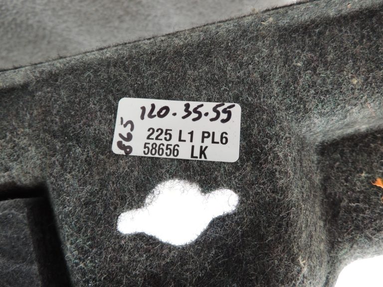 Oriģinālā Mercedes Benz W205 sedana bagāžnieka sānu apdare labajā pusē A2056902625
