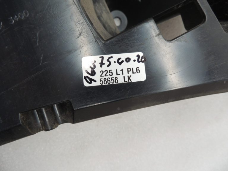 BMW 5. sērijas F10 F18 bampera kronšteins Aizmugurējā labā 51127184768 7184768