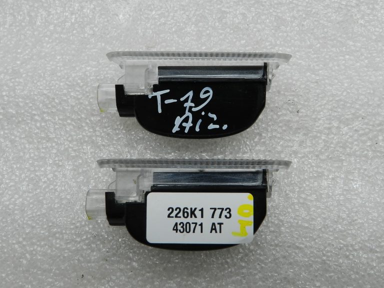 Toyota Avensis T27 kombi Oriģinālais nodalījuma lukturis 81330-05050