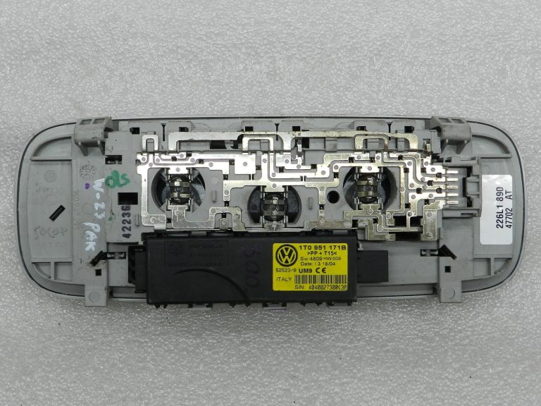 VW Touran oriģinālais salona apgaismojums DEFEKTĪVS! 1K0947291G