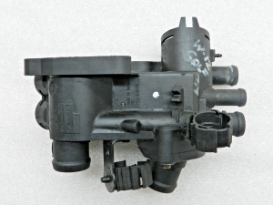 VW Golf oriģinālais termostata korpuss