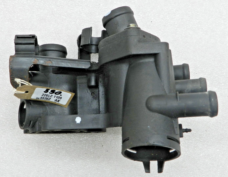 VW Golf oriģinālais termostata korpuss