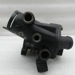 VW Golf oriģinālais termostata korpuss