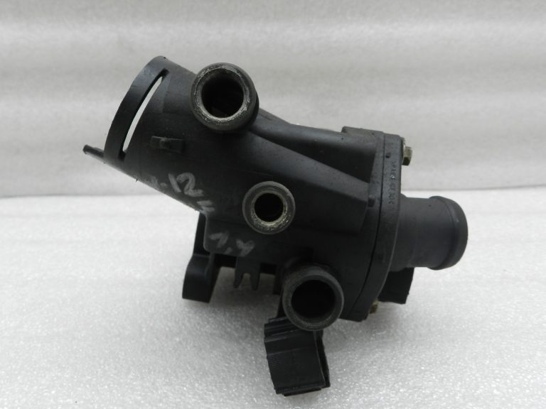 VW Golf oriģinālais termostata korpuss
