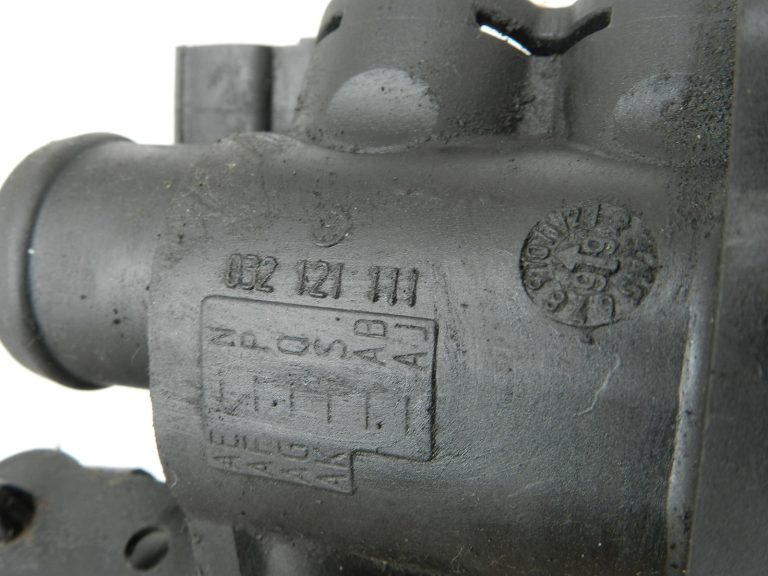 VW Golf oriģinālais termostata korpuss