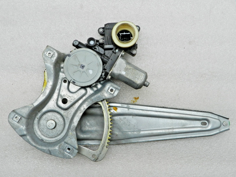 Toyota Avensis T27 Oriģinālais aizmugurējais kreisais loga regulators