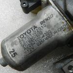 Toyota Avensis T27 Oriģinālais aizmugurējais kreisais loga regulators