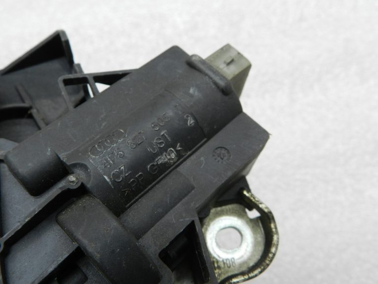 Audi A4 A6 oriģinālā aizmugurējo durvju slēdzene 4F5827505D