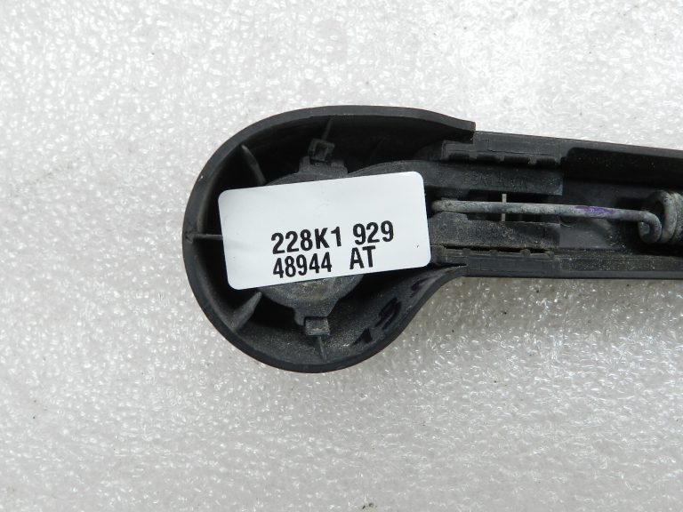 VW Golf oriģinālā aizmugurējā vējstikla tīrītāja rokturis 6R6955707B