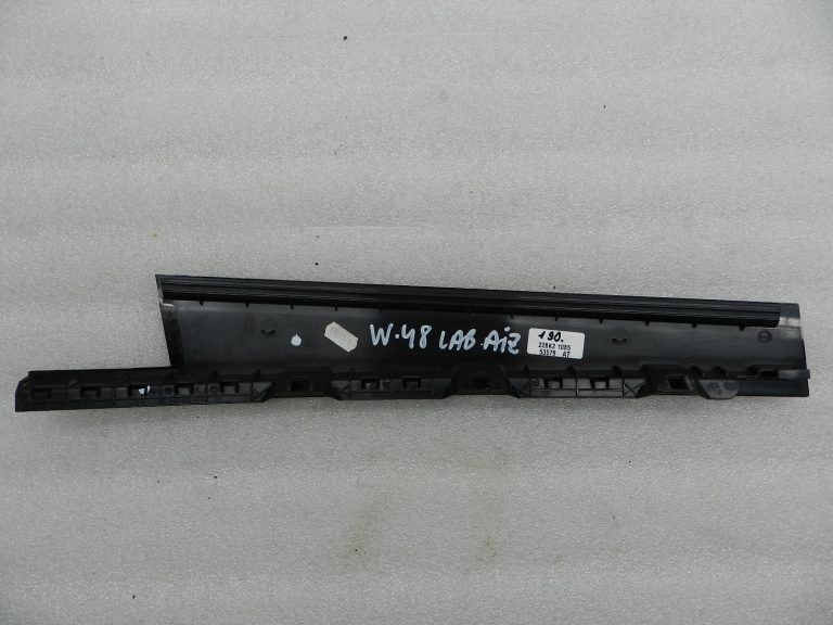 VW Tiguan oriģinālais C-svārstītāja apdares panelis ārpus aizmugures labās puses