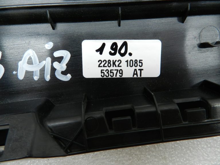 VW Tiguan oriģinālais C-svārstītāja apdares panelis ārpus aizmugures labās puses