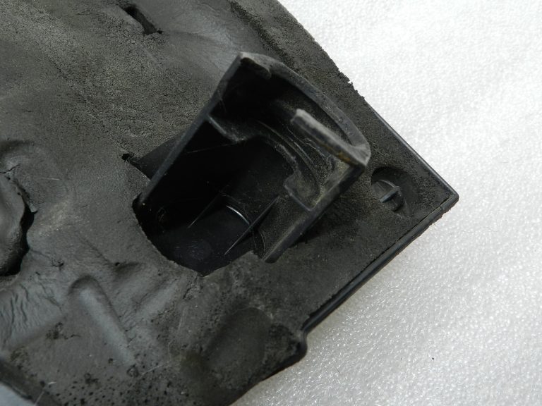 Volkswagen oriģinālais motora pārsegs TDI DEFECTIVE! 03L103925AR
