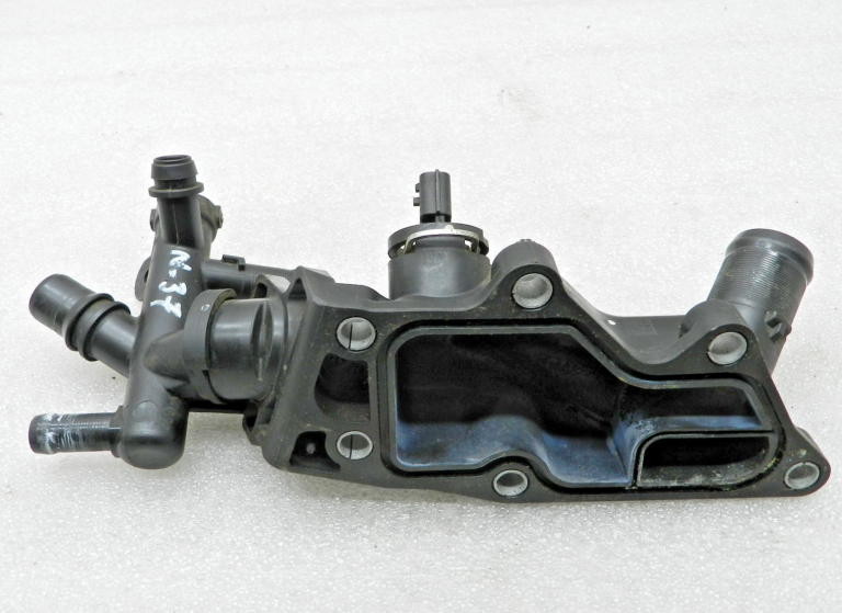 Nissan Renault oriģinālais termostata korpuss