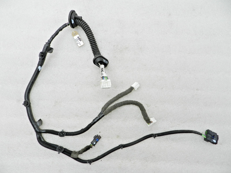 Nissan Qashqai oriģinālās durvju elektroinstalācijas aizmugurējā labajā pusē