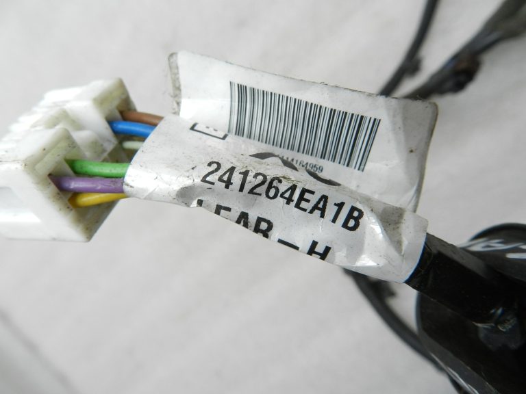 Nissan Qashqai oriģinālās durvju elektroinstalācijas aizmugurējā labajā pusē