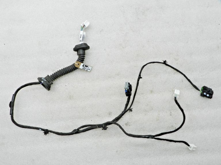 Nissan Qashqai oriģinālās durvju elektroinstalācijas aizmugurējā labajā pusē