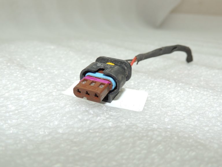 Seat Cupra Leon KL8 savienotājs stāvvietas sensors 3pin 4H0973703A