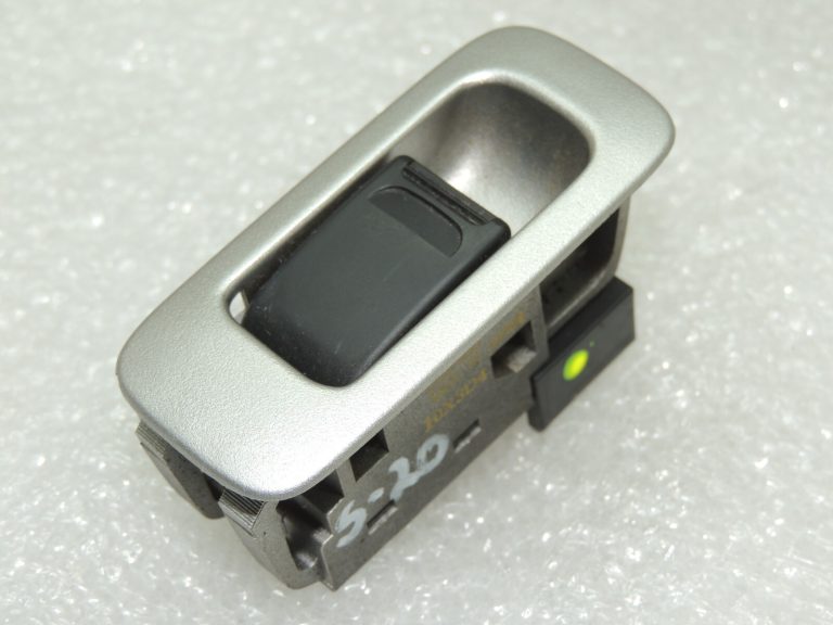 Suzuki Liana aizmugurējais kreisais labais elektrisko logu slēdzis 3799575F0, 3799575F00ZL9
