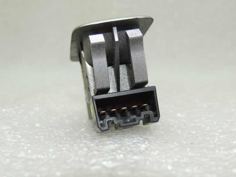 Suzuki Liana aizmugurējais kreisais labais elektrisko logu slēdzis 3799575F0, 3799575F00ZL9