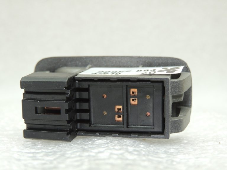 Suzuki Liana aizmugurējais kreisais labais elektrisko logu slēdzis 3799575F0, 3799575F00ZL9
