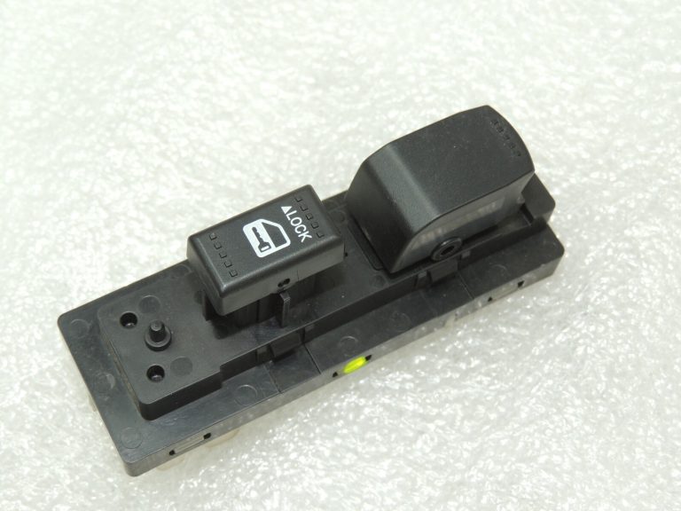 Suzuki SX4 Grand Vitara Priekšējais labās puses elektrisko logu slēdzis 3799564J00
