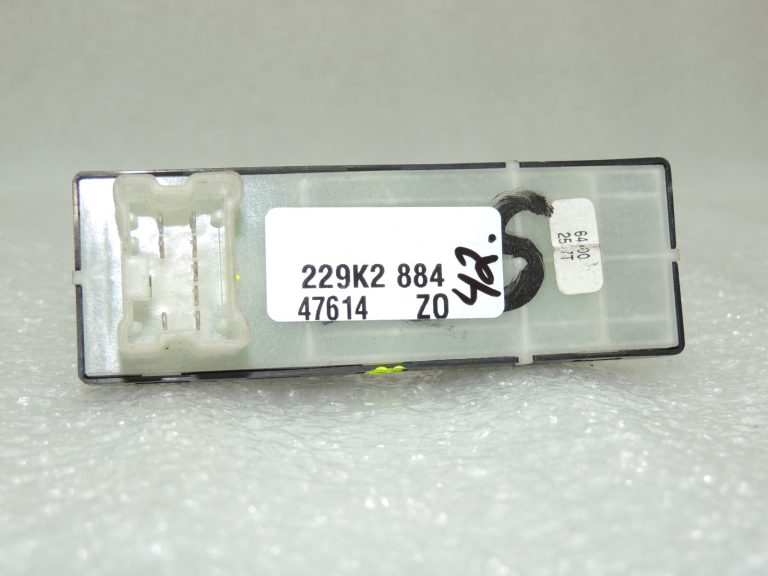 Suzuki SX4 Grand Vitara Priekšējais labās puses elektrisko logu slēdzis 3799564J00