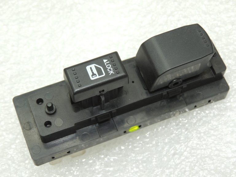 Suzuki SX4 Grand Vitara Priekšējais labās puses elektrisko logu slēdzis 3799564J00