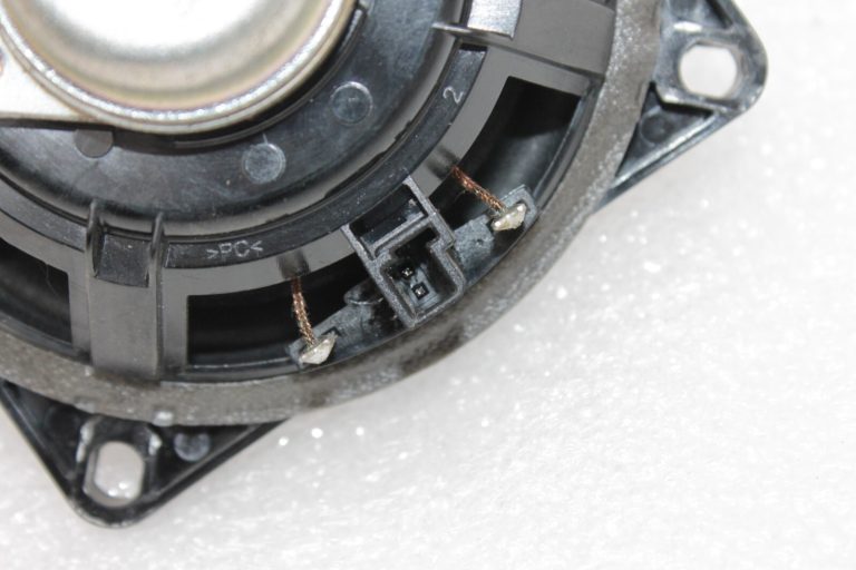 Oriģinālais BMW F10 F11 F45 F39 Aizmugurējā skaļruņa paketes plaukts 65138715683, 8715683