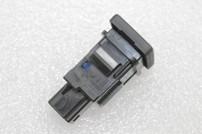 Oriģināls Toyota Avensis T27 Pre-Collision System Cancel Switch 8477005011