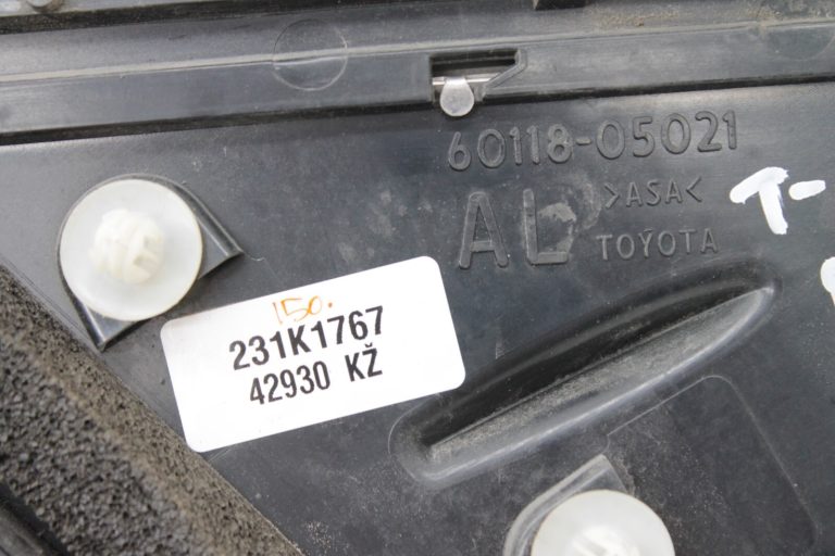 Toyota Avensis T27 Priekšējais kreisais loga pārsegs, trīsstūris 60118-05021, 6011805021