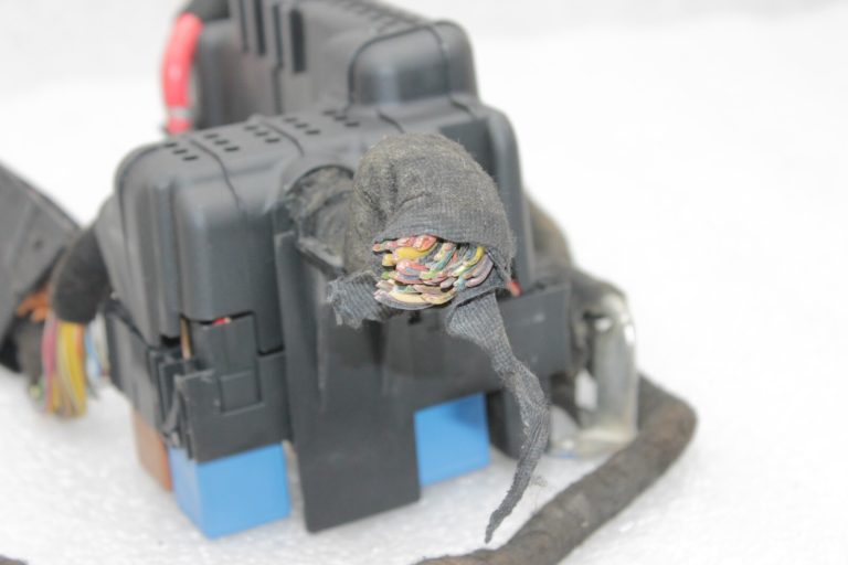 Opel Meriva B virsbūves elektroinstalācijas instalācijas drošinātāju bloks vadības bloks 93197115 1282227