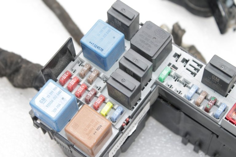 Opel Meriva B virsbūves elektroinstalācijas instalācijas drošinātāju bloks vadības bloks 93197115 1282227
