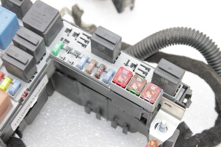 Opel Meriva B virsbūves elektroinstalācijas instalācijas drošinātāju bloks vadības bloks 93197115 1282227