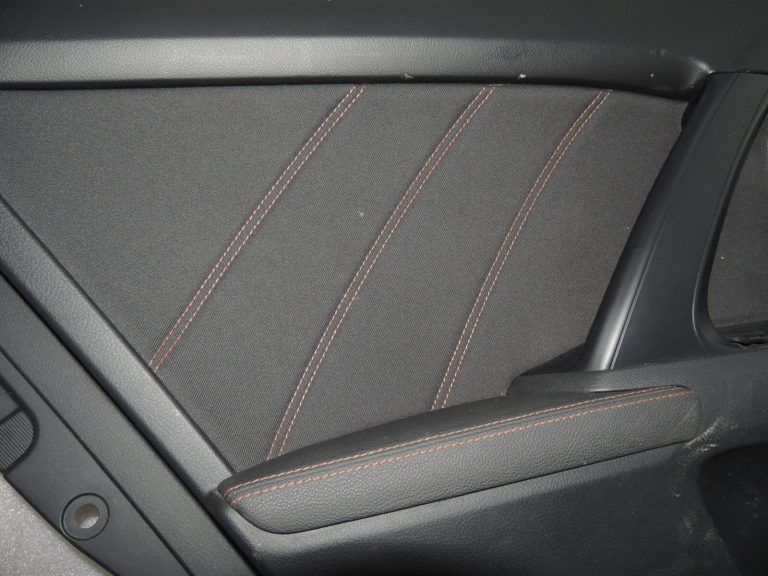 Toyota Avensis T27 durvju panelis FE40 melns aizmugurējais kreisais 6764005C40C1