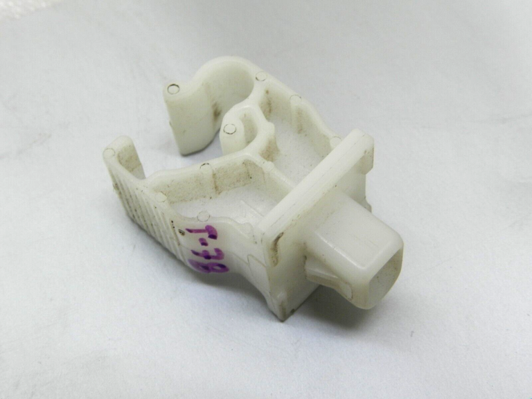 OEM Toyota Yaris IV (XP210) dzinēja pārsega atbalsta kronšteins 53452K0010, 53452-K0010