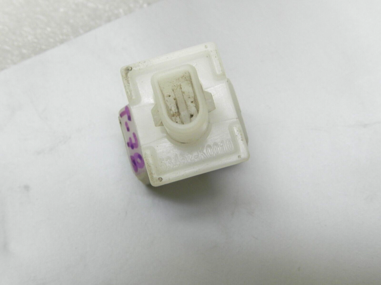 OEM Toyota Yaris IV (XP210) dzinēja pārsega atbalsta kronšteins 53452K0010, 53452-K0010
