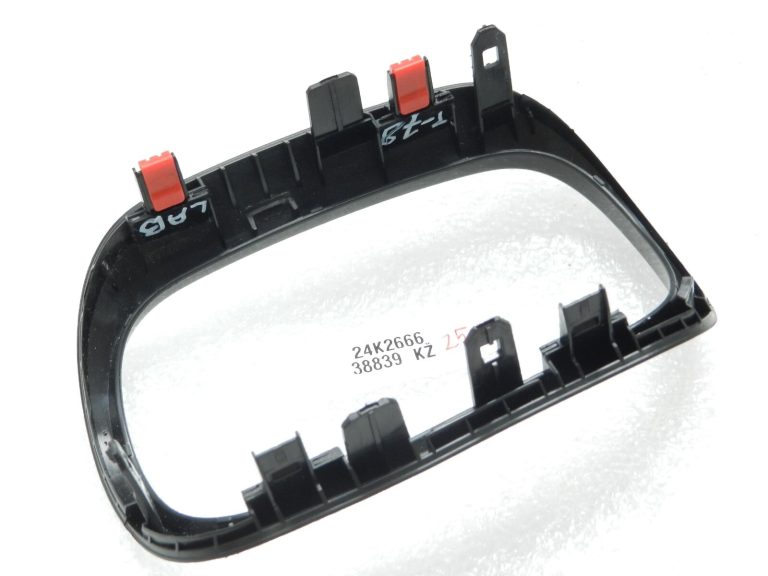 Toyota Yaris IV (XP210) instrumentu paneļa ventilācijas atveres vāks pa labi 55650K005050B0