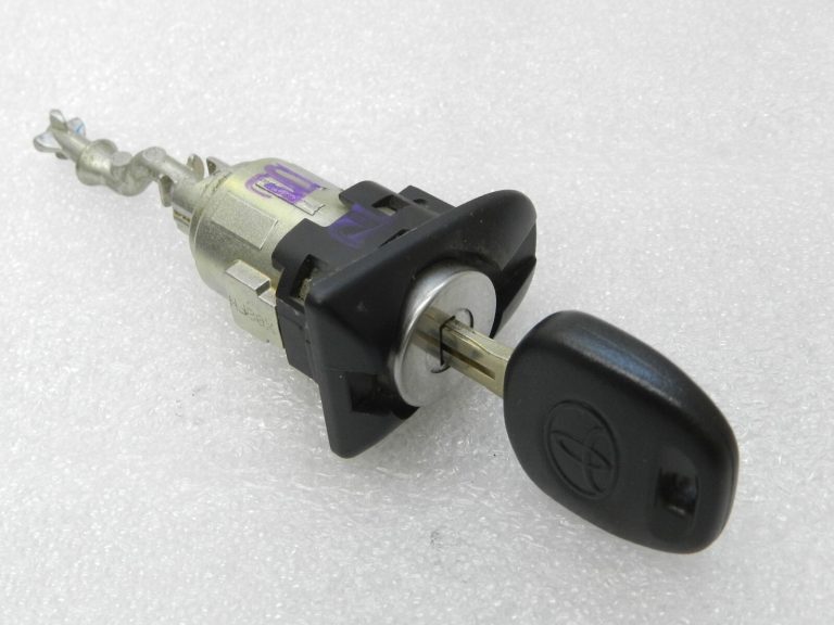 Toyota Yaris IV (XP210) aizdedzes slēdzenes ar atslēgu un durvju slēdzeņu komplekts 4528002420