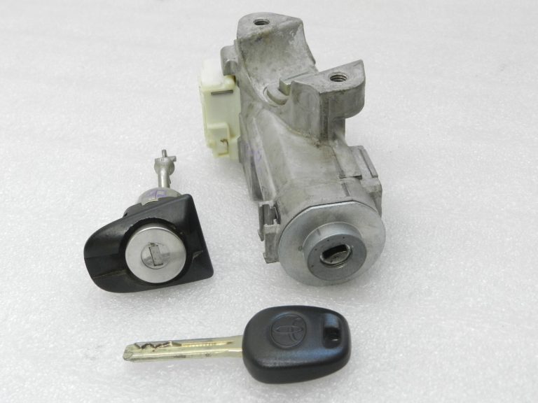 Toyota Yaris IV (XP210) aizdedzes slēdzenes ar atslēgu un durvju slēdzeņu komplekts 4528002420