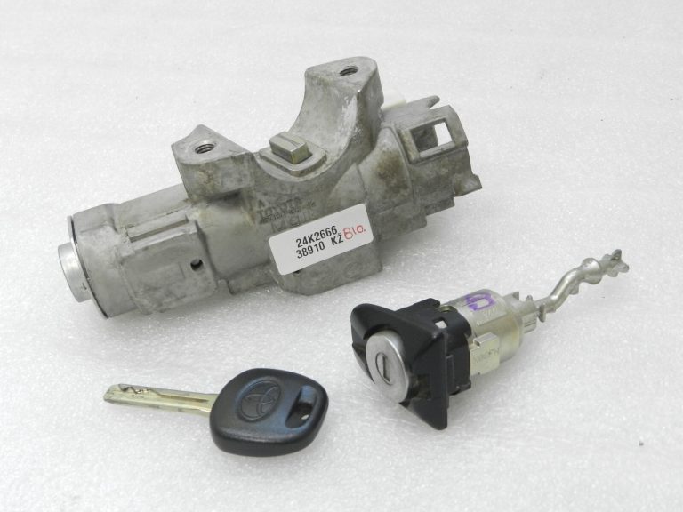 Toyota Yaris IV (XP210) aizdedzes slēdzenes ar atslēgu un durvju slēdzeņu komplekts 4528002420