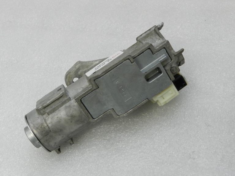 Toyota Yaris IV (XP210) aizdedzes slēdzenes ar atslēgu un durvju slēdzeņu komplekts 4528002420